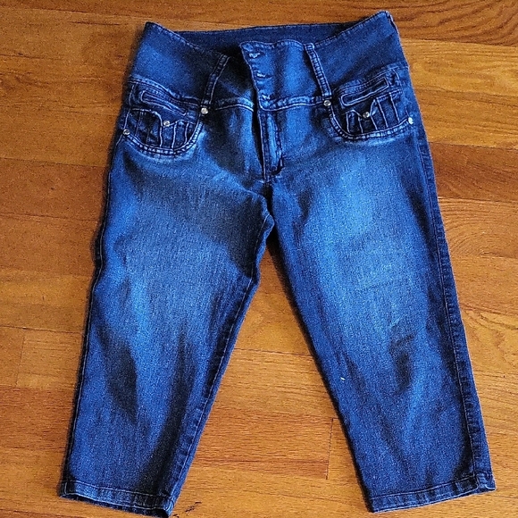 Women's Colombian Blue Denim Capri Jeans. Stretchy - Picture 1 of 7